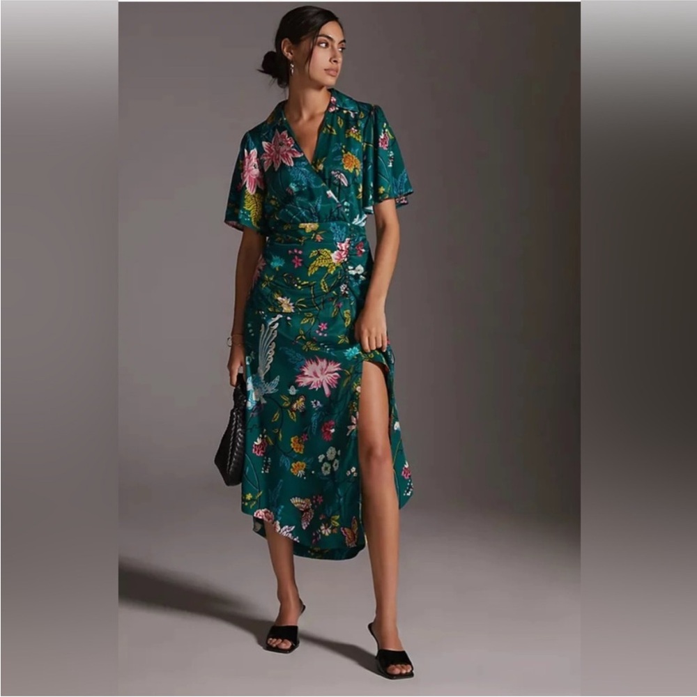 Anthropologie Emerald Green Dress with V-Neck and Short Sleeves